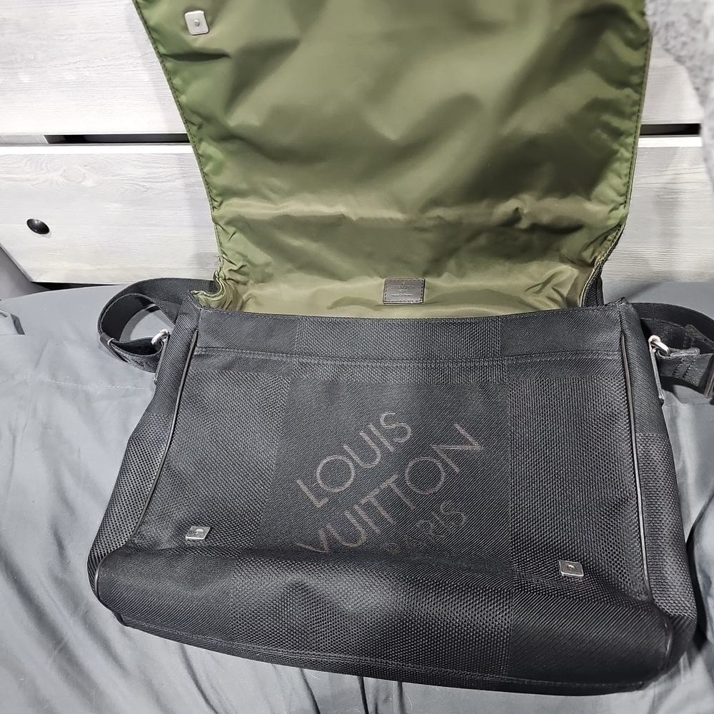 Louis Vuitton Black Men's Bag - Picture 10 of 13